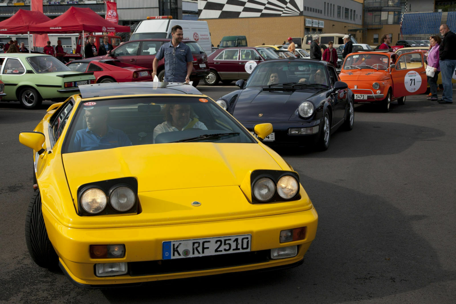 Quietschbunt und richtig fröhlich: Knapp 200 Autos der Baujahre zwischen 1970 und 1990 sind auf der Creme-21-Youngtimer-Rallye quer durch Deutschland unterwegs
