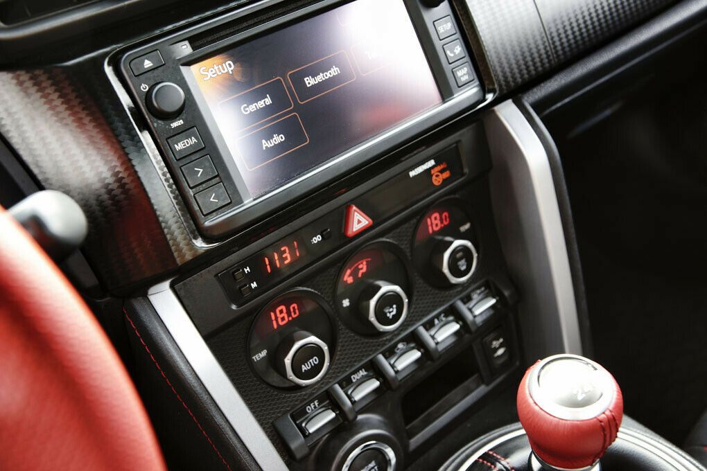 Kernige Optik im Cockpit
