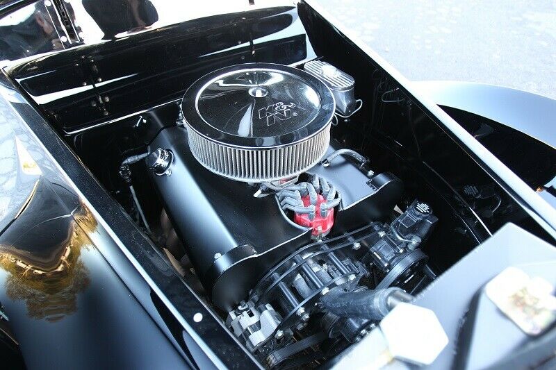 Unter der schönen Haube arbeitet ein 5,0-Liter-V8 von Ford