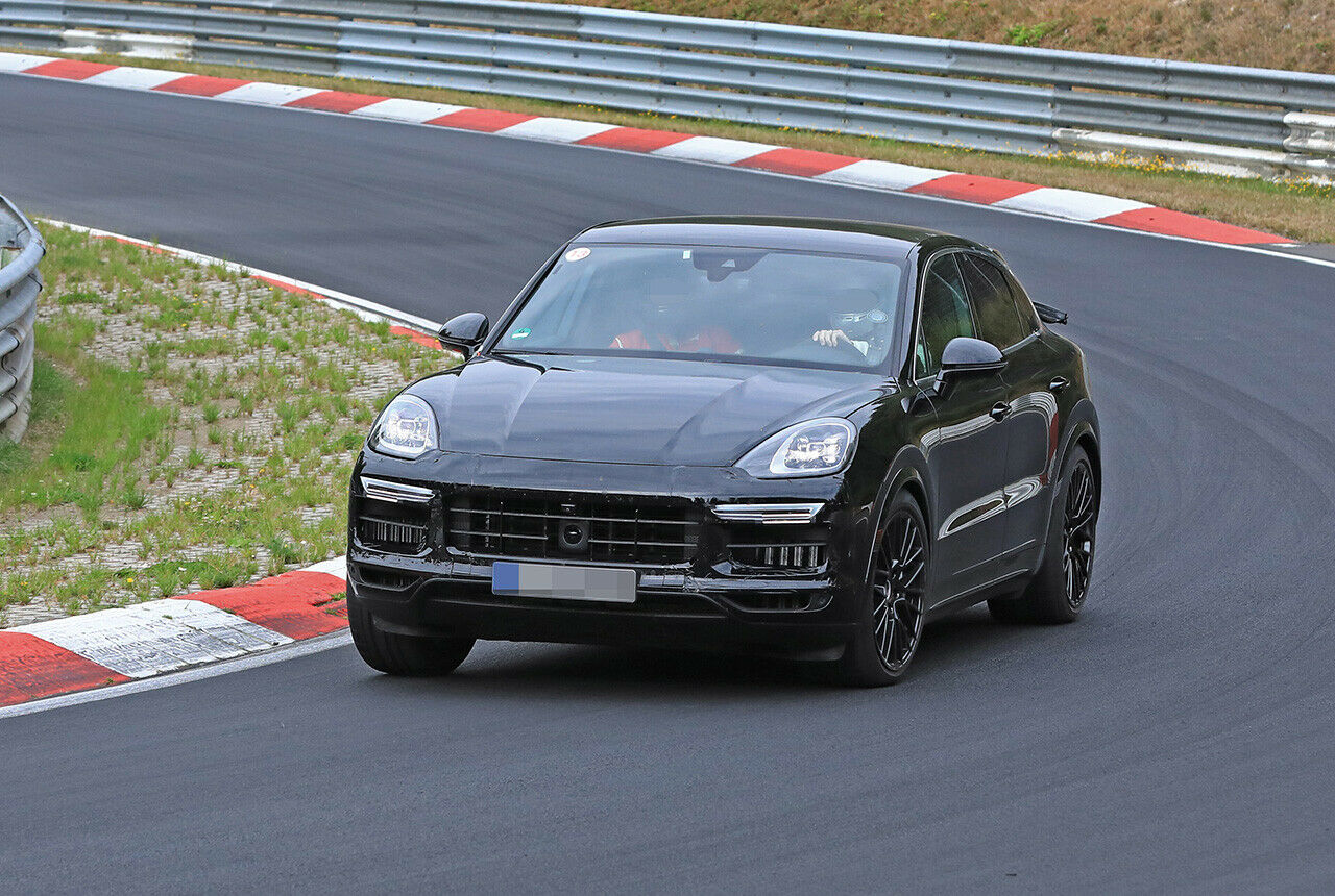 Die Fahrwerkstechnik wird das Cayenne Coupé vom Cayenne übernehmen, es gibt also Luftfederung, elektrischen Wankausgleich und Allradlenkung
