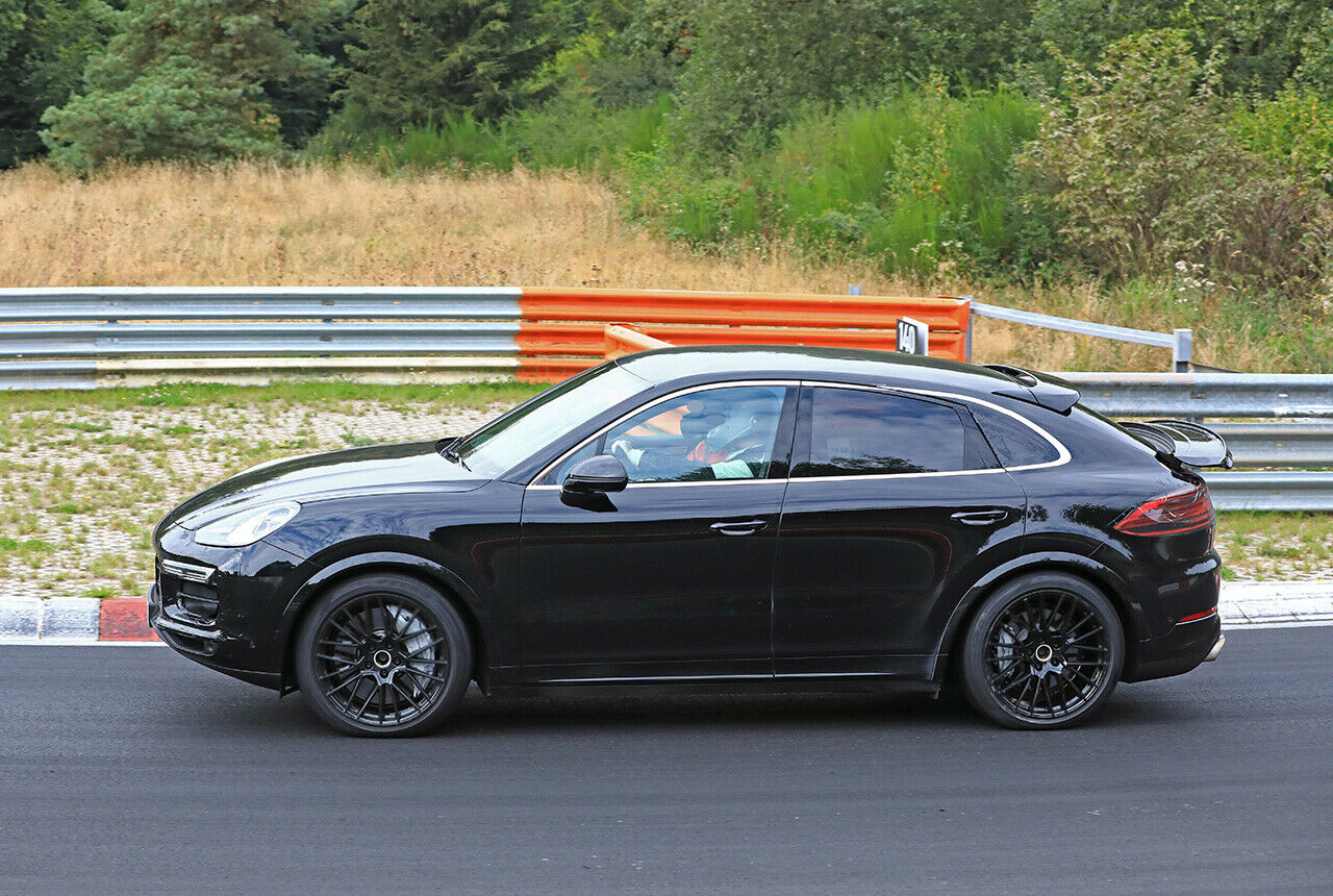 Der Erlkönig stoppt offenbar mit den vom Cayenne SUV bekannten Stahlbremsscheiben mit Wolframcarbid-Beschichtung