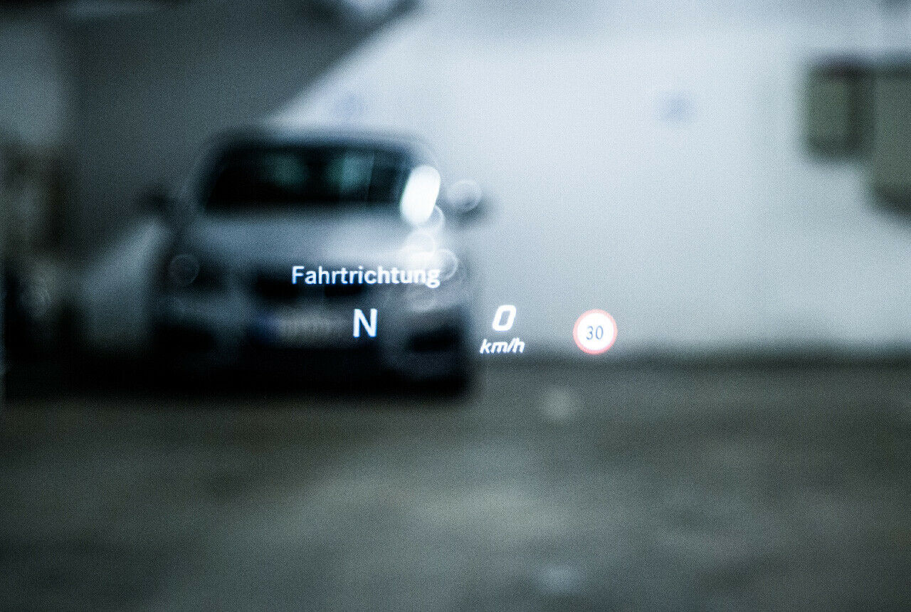 Ebenfalls erhältlich ist für den Mercedes GLC ein gut ablesbares Head-up-Display, das direkt in die Windschutzscheibe projiziert wird