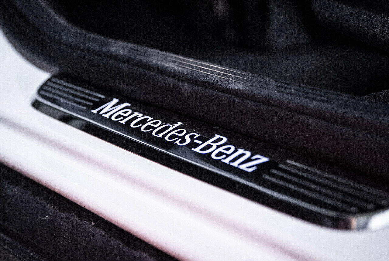 Falls man es mal vergisst, macht die Einstiegsleiste im GLC 250 4Matic klar: Es handelt sich um einen Mercedes