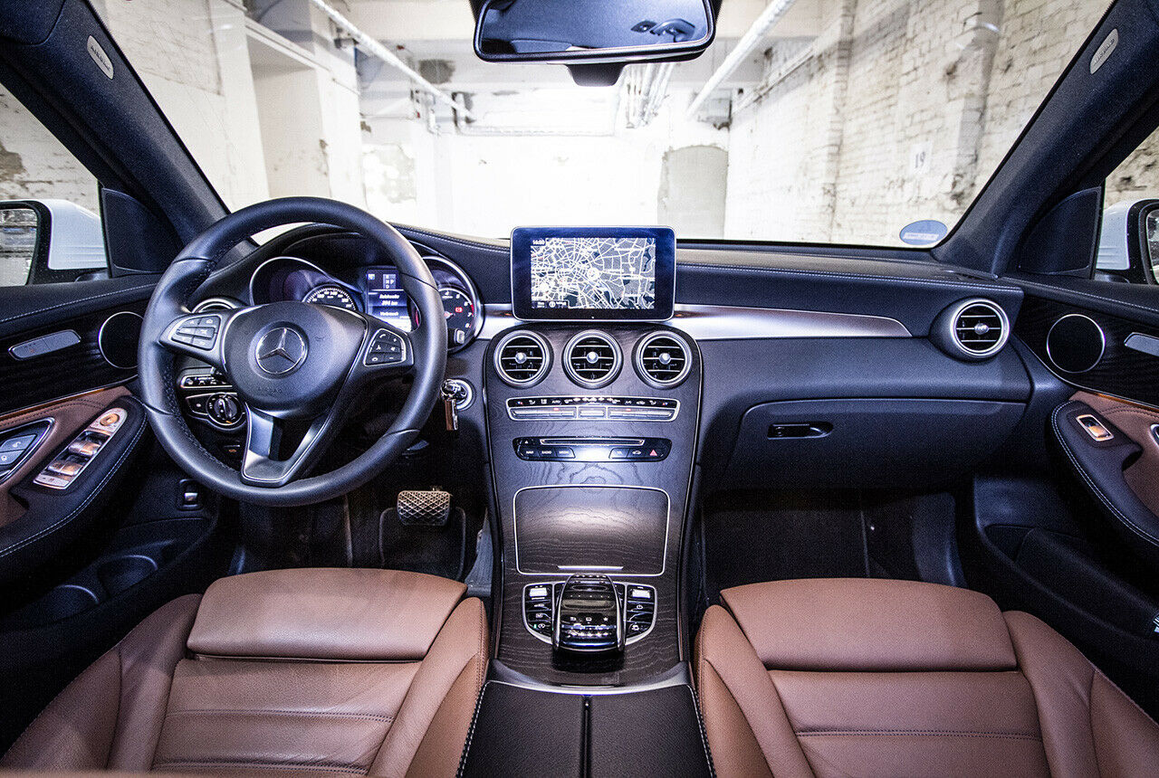 Inzwischen gewohnt, aber immer noch schön: Das Interieur mit großflächigen, fließenden Formen im Mercedes GLC