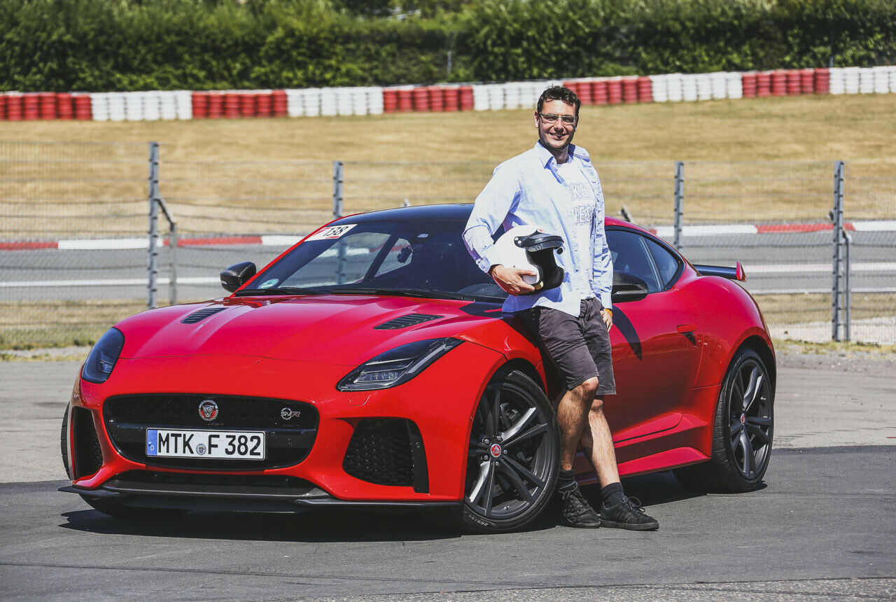 MOTOR-TALK-Redakteur Sven Förster vor dem Trainingsfahrzeug: Einem Jaguar F-Type in der Top-Ausführung SVR: 575 PS aus einem V8 mit 5,0 Litern