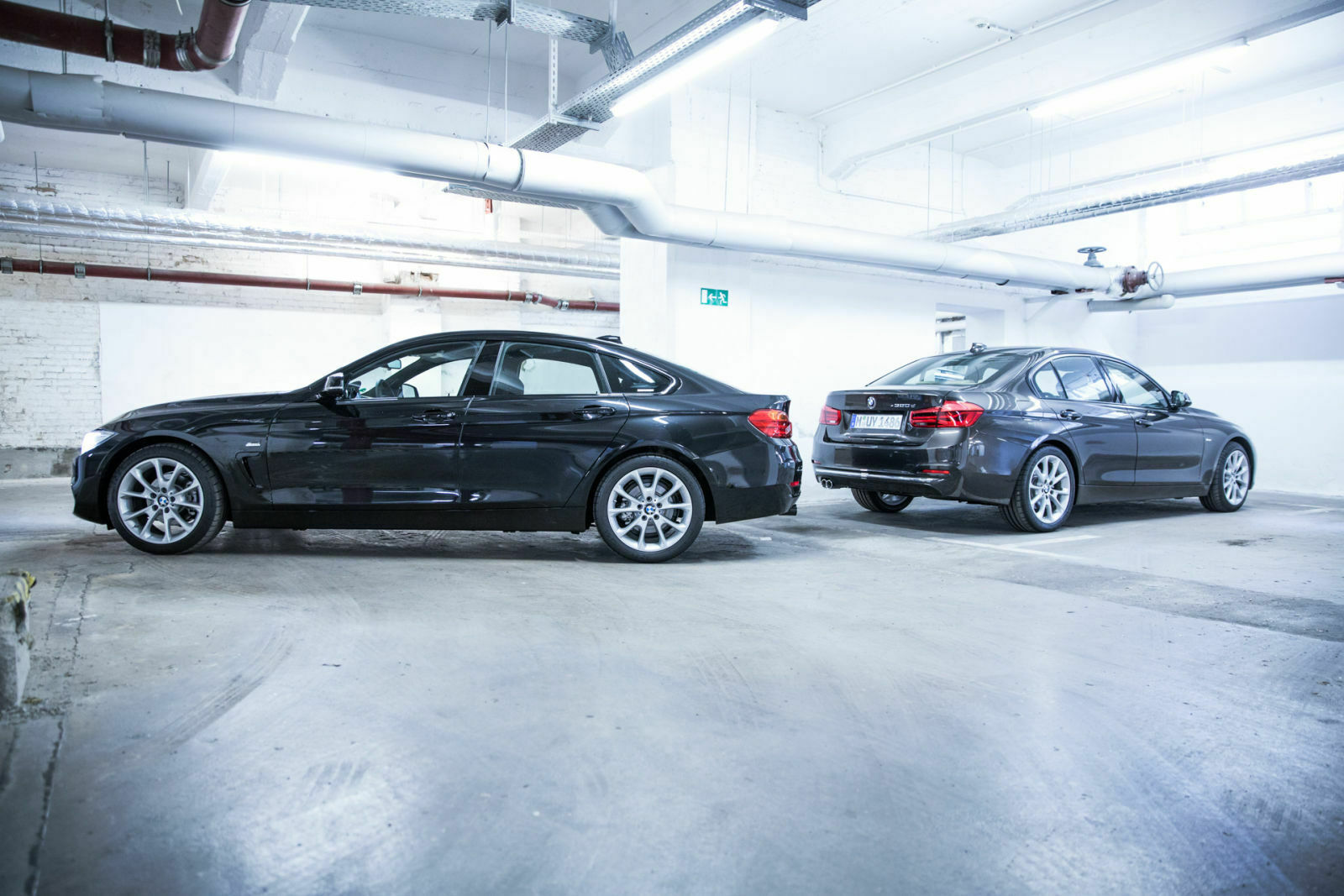 Erst im Profil offenbart sich die gestreckte Linie des 4er Gran Coupé, das hintere Dreiecksfenster ist sein offensichtlichstes Merkmal