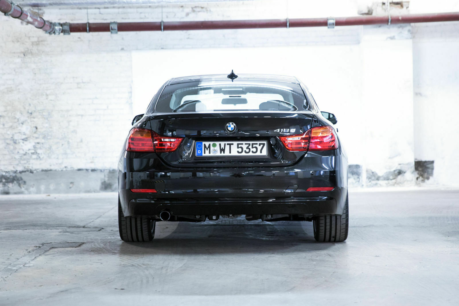 Etwas anders geformte Rückleuchten am 4er, der einfache Auspuff zeigt die schwächere Motorisierung an