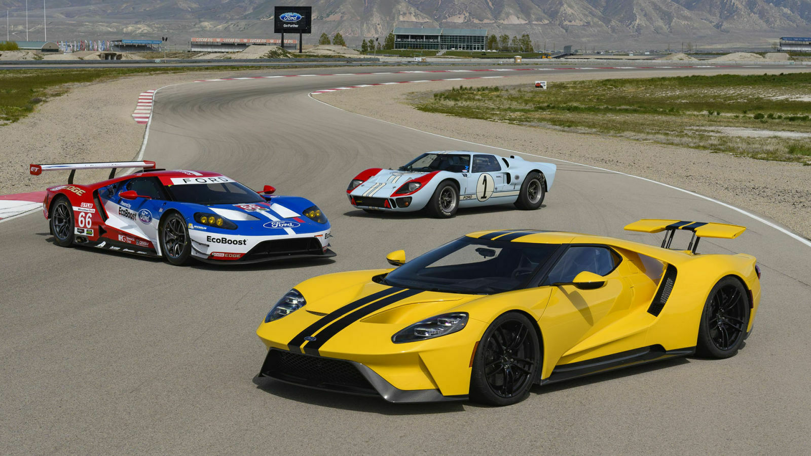 Von hinten nach vorne: der originale GT40 aus den 1960er Jahren, die Rennversion und der neue GT40