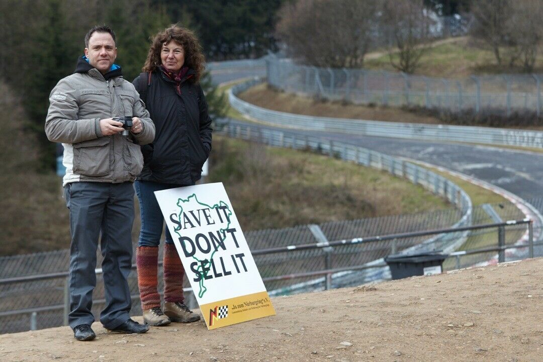 Hoffen immer noch auf den Verbleib in öffentlicher Hand: Mitglieder der Vereins "Ja zum Nürburgring"