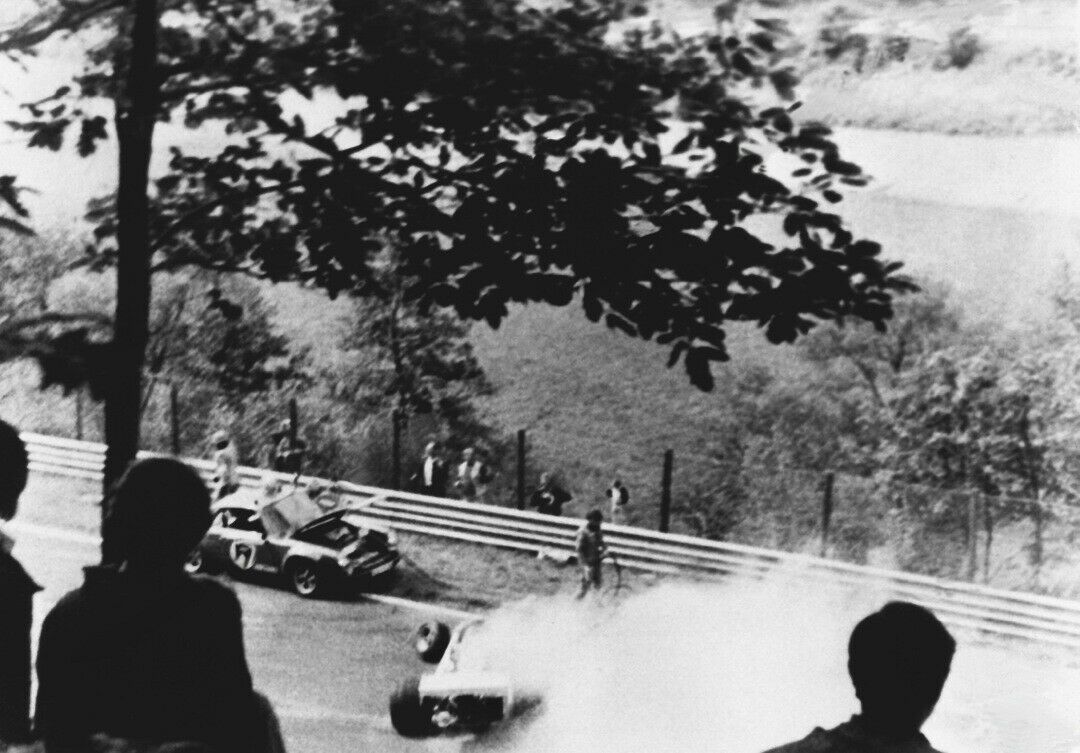Unfälle sind traurige Tradition auf dem Nürburgring: 1976 verunglückte Niki Lauda auf der Nordschleife