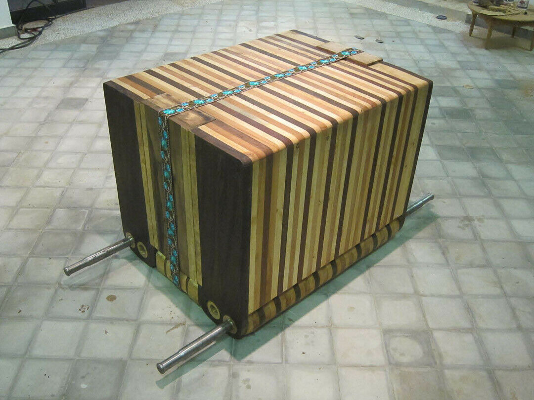 Diese Transportkiste ist dabei. Gesamtgewicht: 380 Kilogramm