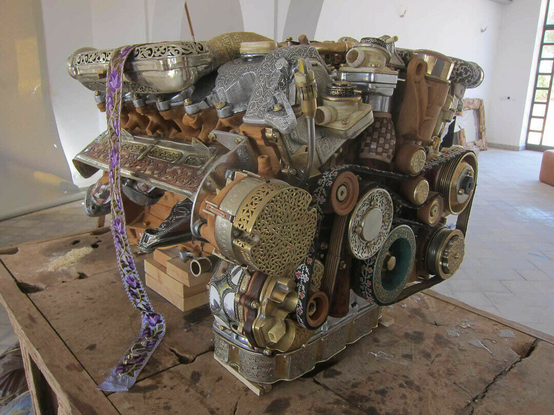 Der Holzmotor mit Baumwoll-Riemen auf der Werkbank