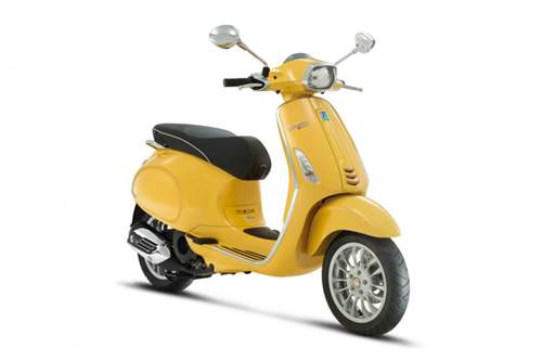 Der Scheinwerfer der Vespa Sprint ist eckig - im Gegensatz zur Primavera
