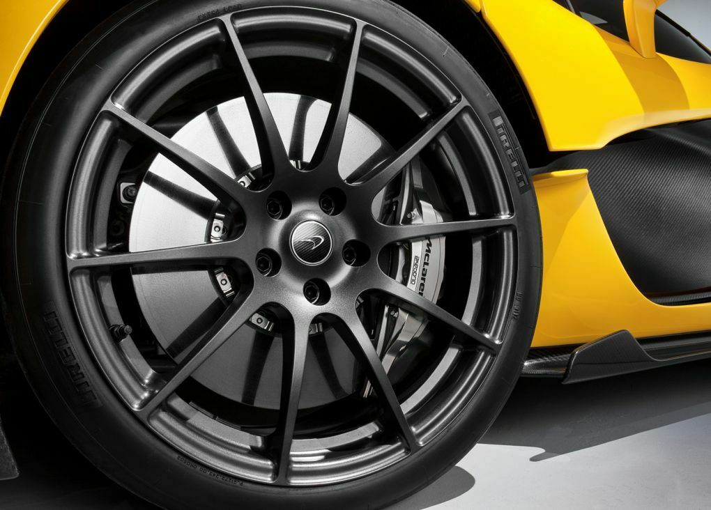 Pirelli entwickelte eigens für den McLaren einen Reifen. Die Bremsanlage stammt von Akebono.