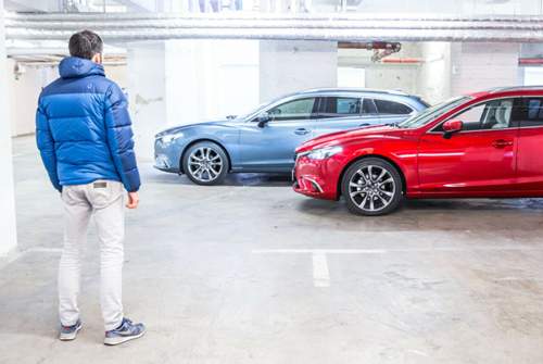 Mazda nennt das typische Rot Rubinrot Metallic, unser Dauertester war Blaugrau Metallic lackiert