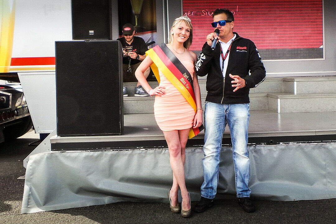 Die neue Miss Opel Luise am Samstag nach ihrem Sieg. Neben ihr Show&Shine-Moderator und Juror Stefan Kalläne: in der Tuning-Szene bekannt für einen VW Lupo-Umbau namens "Weißer Wolf"