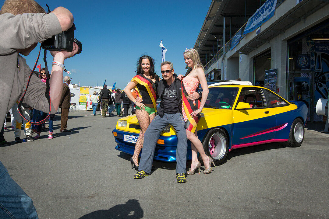 Schauspieler Tim Wilde mit der neuen Miss Opel Luise und der Vize Miss Opel