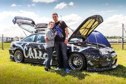 Patric und Dunja mit ihrem Calibra. Sie entwarf die Idee für das Airbrush, er nimmt damit am Show and Shine teil