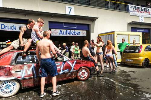 Beim Sexy-Car-Wash bekamen nicht nur die Autos der Opelaner ein Dusche ab