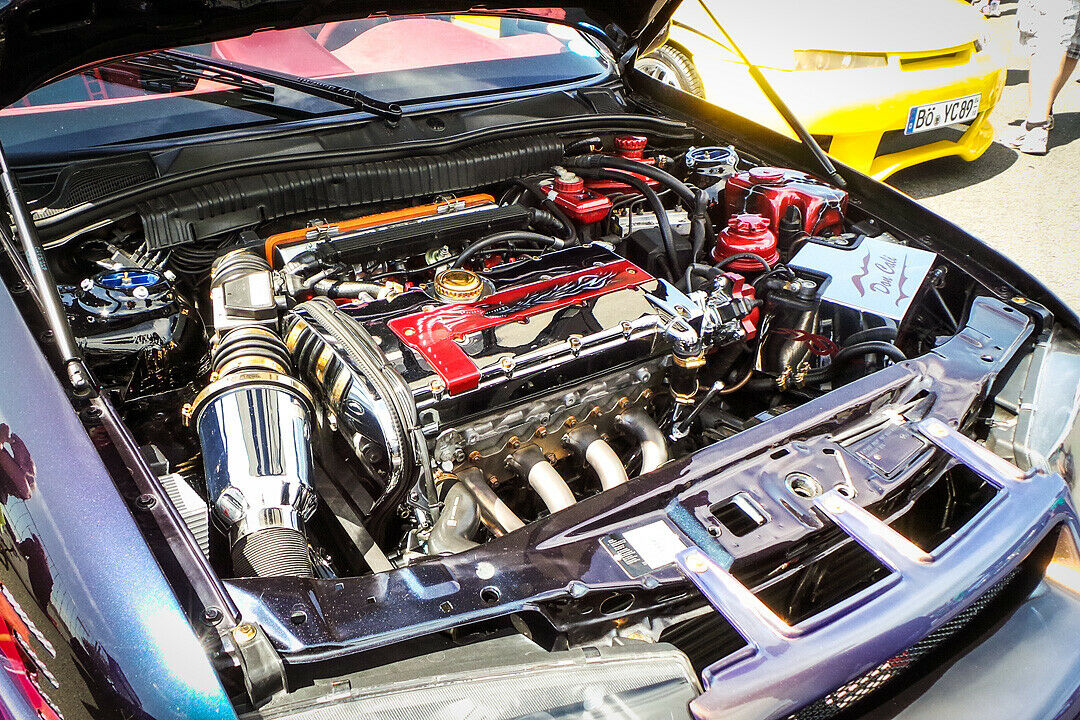 Calibra-Motorraum mit viel Chrom und etwas Farbe
