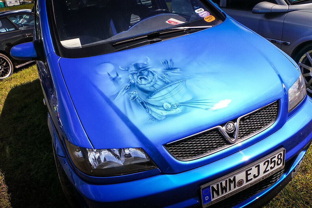 Auf dem Opel-Treffen sieht man das noch öfter: Airbrush auf einem Vauxhall Zafira