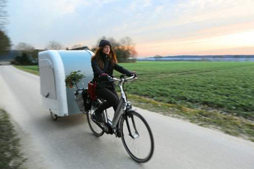 Der Wide Path Camper wiegt nur 45 Kilogramm und kann bis zu 300 Liter Gepäck aufnehmen