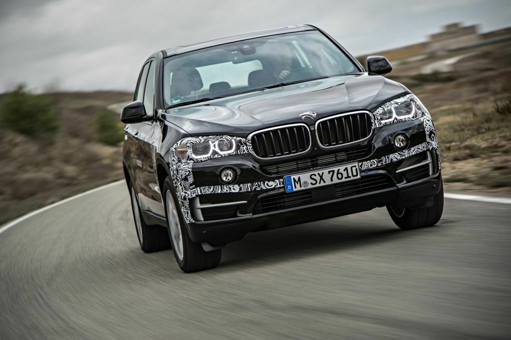 Der X5 Plug-in-Hybrid kann ohne Hilfe des Ottomotors bis zu 120 km/h schnell fahren