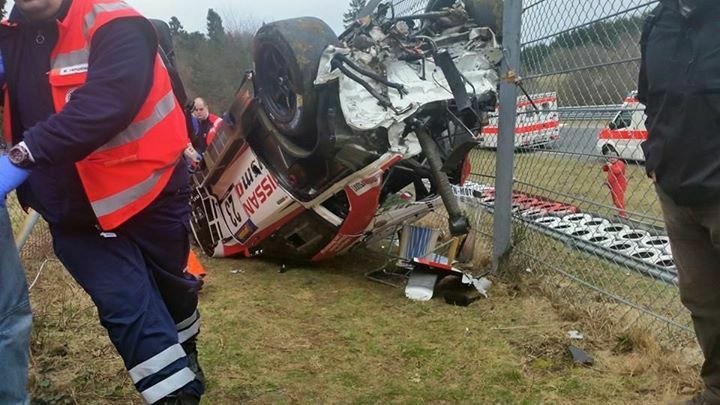 Der Nissan GT-R mit der Startnummer 23 durchbrach den Sicherheitszaun und flog in die Zuschauermenge