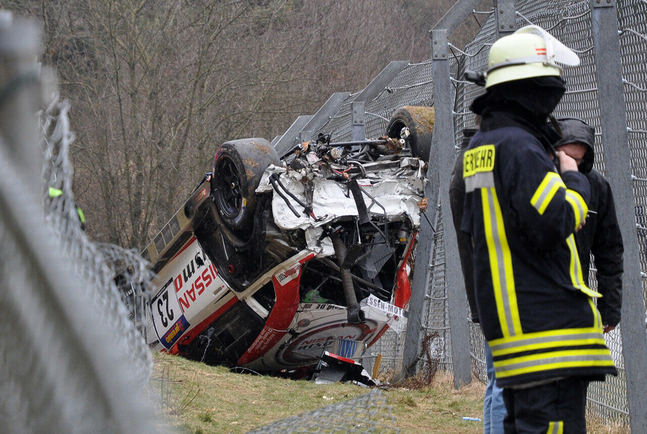 Am Unglücksort beginnen die Räumungsarbeiten. Der Pilot blieb unverletzt, kam aber dennoch zu einem Check ins Krankenhaus