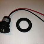 USB-Ladebuchse und bearbeiteter Deckel