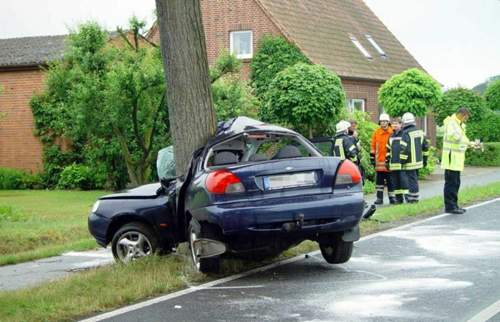 Typischer Disco-Unfall: Junge Kraftfahrer sind weit überdurchschnittlich häufig an schwersten Unfällen beteiligt.