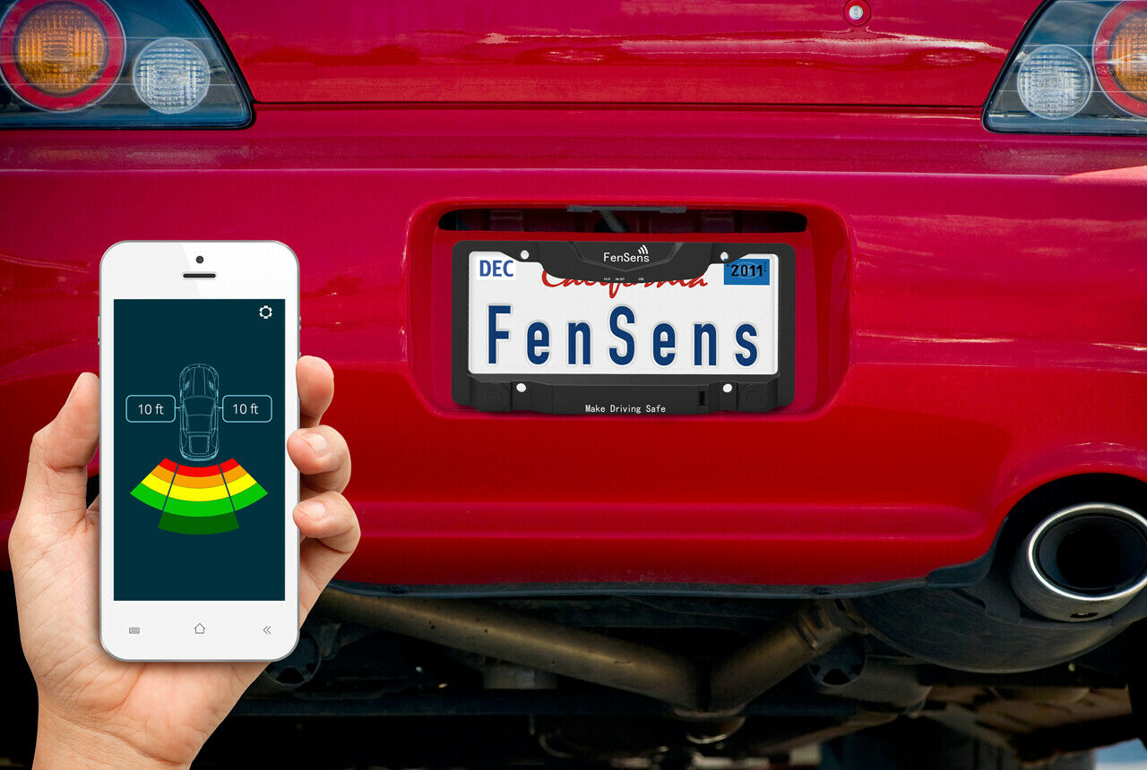 Das Handy wird über eine App mit der Sensortechnik aus dem Nummerschildhalterung verbunden und dient anschließend als Kollisionwarner