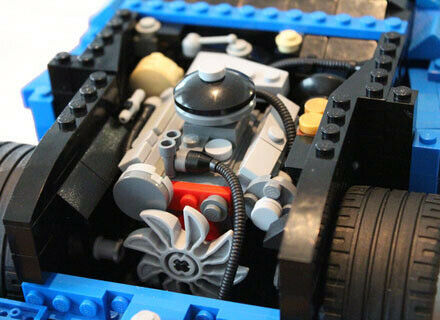 Im Motorraum hängt - natürlich - ein V8