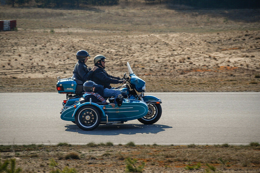 Bei dem Event in Groß-Dölln durften blinde Menschen eine Runde im Beiwagen der türkisfarbenen Harley drehen