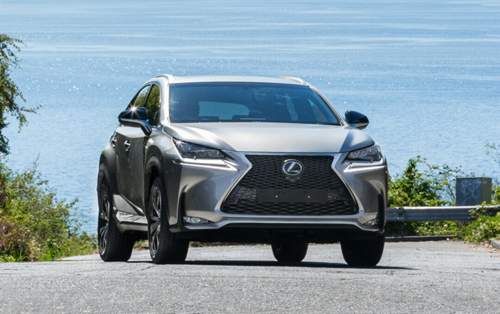 Der Kühlergrill des Lexus NX ist riesig und soll dem Neuen dabei helfen, in der Masse der kompakten SUV aufzufallen