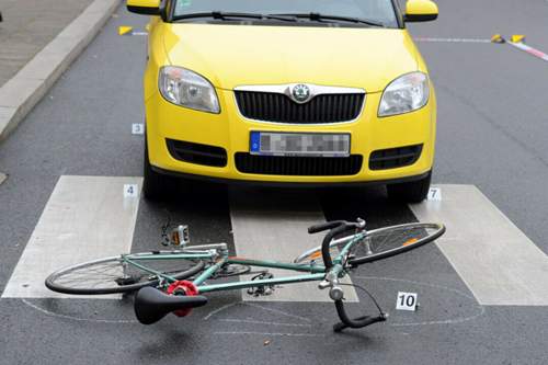 Schlüsselfrage: Dem Fahrradfahrer ausweichen und dessen Leben retten oder den Insassen bei einem Ausweichmanöver in Gefahr bringen