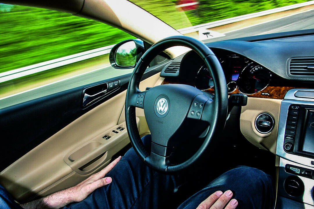 Wenn der Fahrer die Hände nicht am Lenkrad hat, muss ein autonom fahrendes Auto entscheiden, wohin die Reise geht