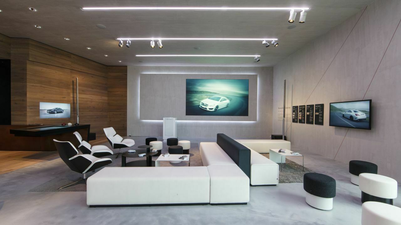"Best Customer Experience": Viele Bildschirme und Lounge-Atmosphäre