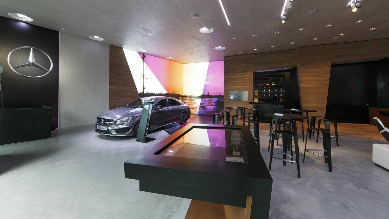 Der Mercedes-Shop der Zukunft: Kaum Autos, dafür viele Bildschirme und eine Bar
