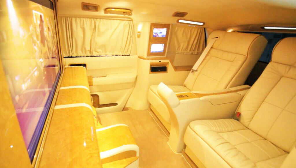 Im Inneren ähnelt der Toyota Sequoia von Lexani der First Class vieler Airlines.