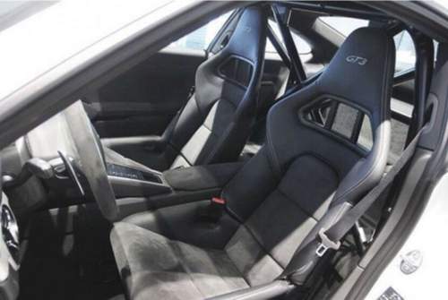 Die inserierten Porsche 911 GT3 kommen mit dem Clubsport-Paket: Überrollbügel und Sitze mit Carbonschale