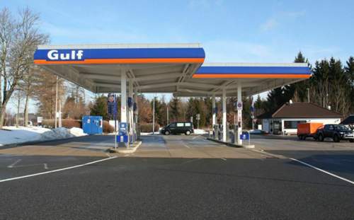 Gulf-Tankstelle mit kostenpflichtigen Luftdruck-Prüfgeräten. Die Kette hatte im Osten Deutschlands als erste die neuen Geräte eingeführt.