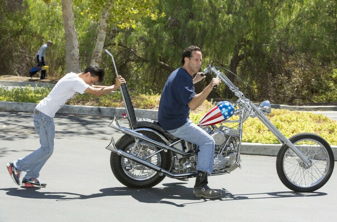 Michael Eisenberg (auf dem Motorrad) war der bisherige Eigner der gerade versteigerten Easy-Rider-Harley. Er schwört auf die Echtheit, die ihm Dan Haggerty bestätigt haben soll