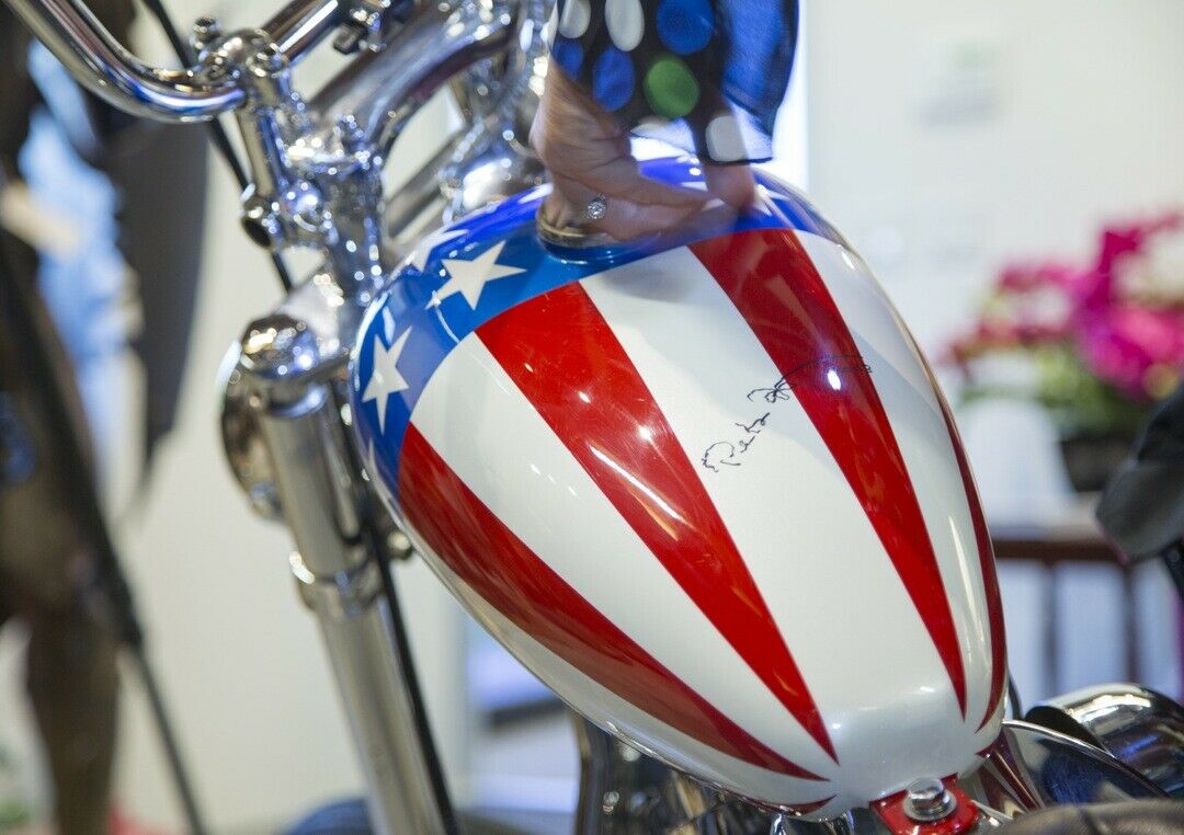Dan Haggerty brachte Peter Fonda dazu, eine der beiden Captain America zu signieren, erzählte ihm es sei die echte