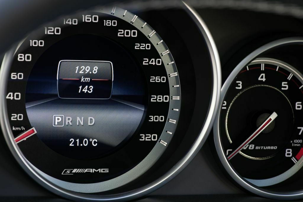 Wer auf dem Gas bleibt, kann den Tacho auf bis zu 250 km/h treiben.