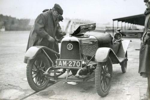 Der Gründer von Aston Martin, Lionel Martin, im Jahr 1922.
