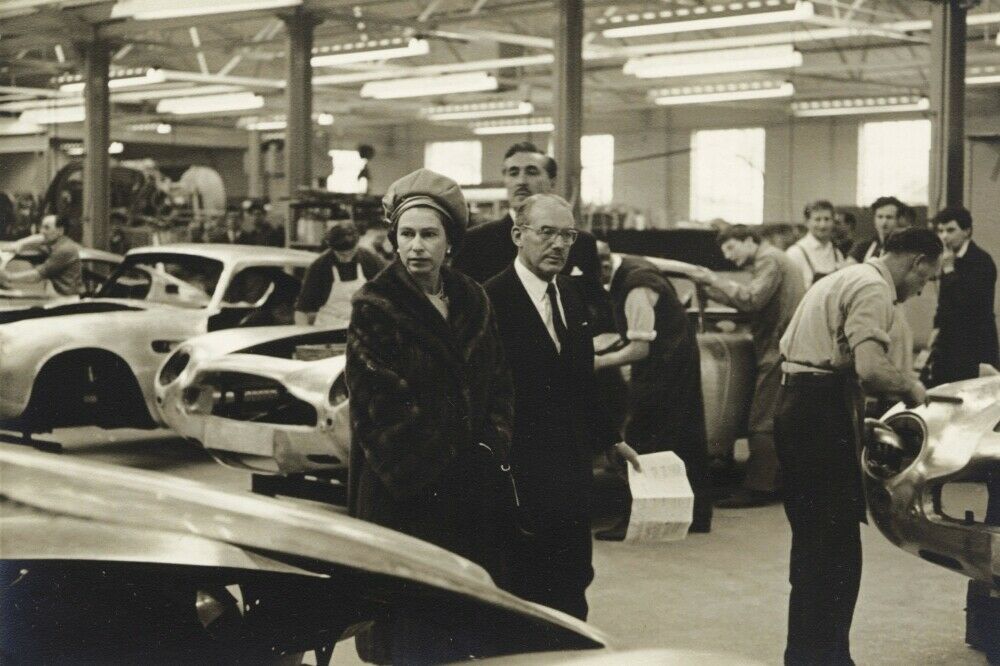 Queen Elisabeth besucht 1960 die Aston Martin-Produktion