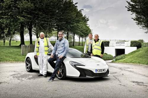 Schöner Wagen, aber keine Zugangsberechtigung: Endet unser Roadtrip im Vorgarten des Goodwood Circuit?