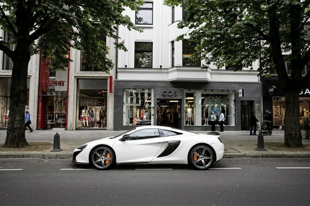 Der McLaren 650S auf der Düsseldorfer Kö. Die Leute fragen, was das für ein Auto ist. Als kleine Hilfe hat McLaren das Firmenlogo auf der Haube durch einen Schriftzug mit dem Firmennamen ersetzt