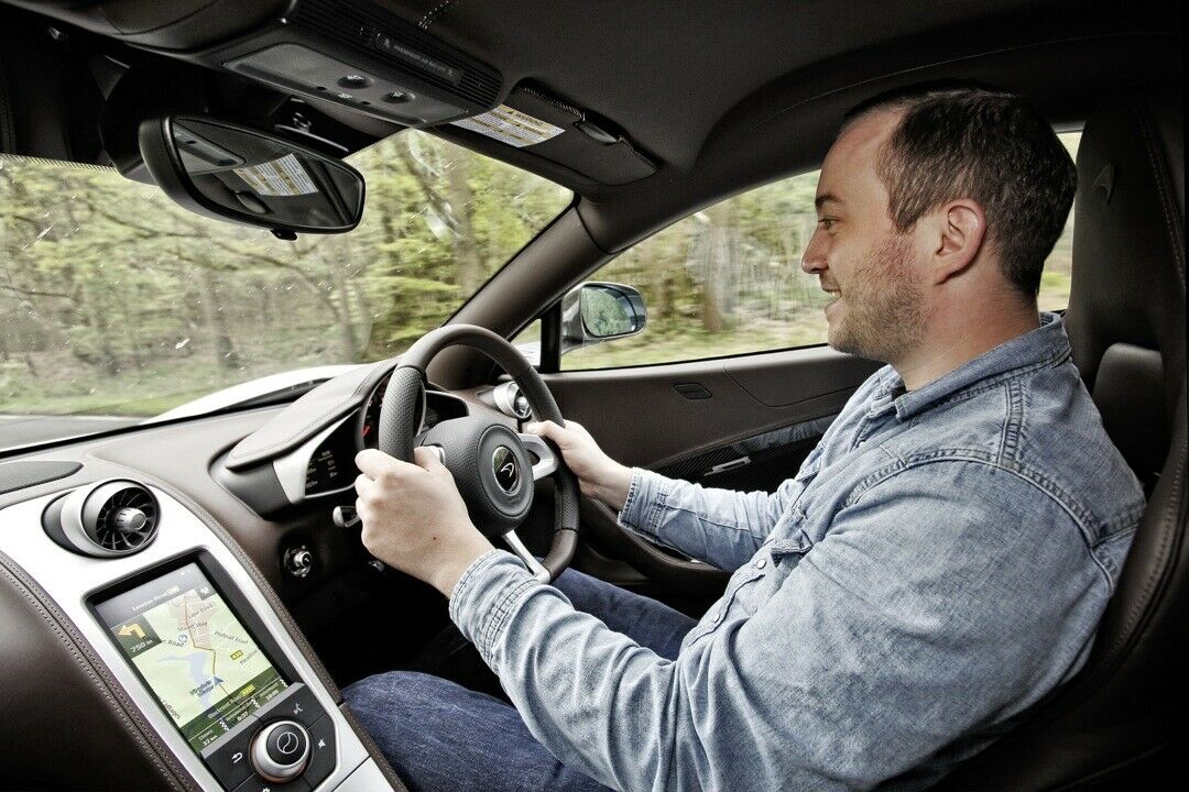 Die Sitzposition ist seltsam: In einem Supersportler liegt man normalerweise, im 650S darf - oder muss - man noch sitzen